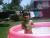 Leila dans la piscine rose 2